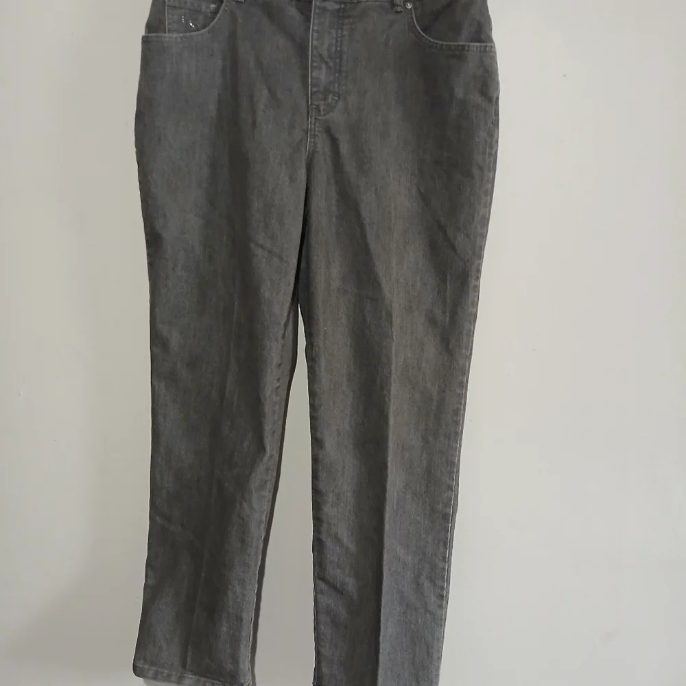 Gloria Vanderbilt Ladies Amanda Gray Jeans. Size 14 Short - Picture 2 of 12